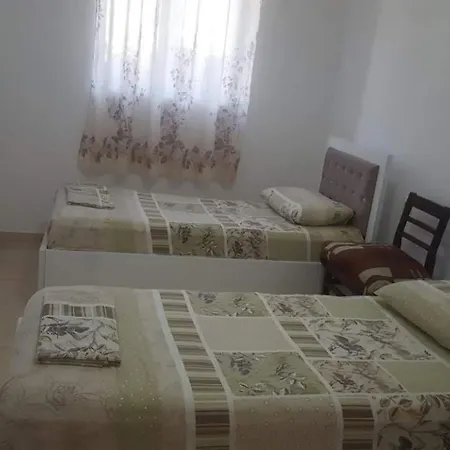 Lugina E Komanit מלון